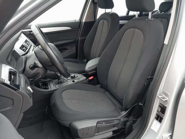 BMW X1 sDrive18i color Gris Plata. Año 2018. 103KW(140CV). Gasolina. En concesionario Augusta Aragon S.A. de Zaragoza