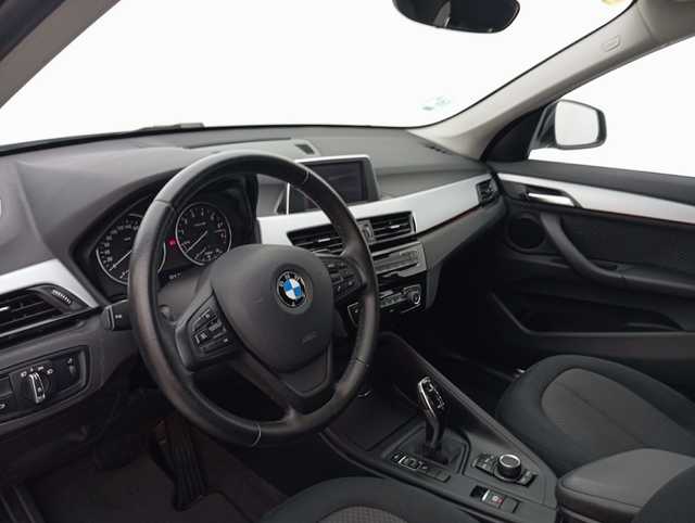 BMW X1 sDrive18i color Gris Plata. Año 2018. 103KW(140CV). Gasolina. En concesionario Augusta Aragon S.A. de Zaragoza