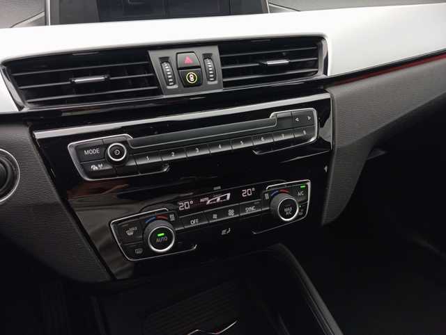BMW X1 sDrive18i color Gris Plata. Año 2018. 103KW(140CV). Gasolina. En concesionario Augusta Aragon S.A. de Zaragoza