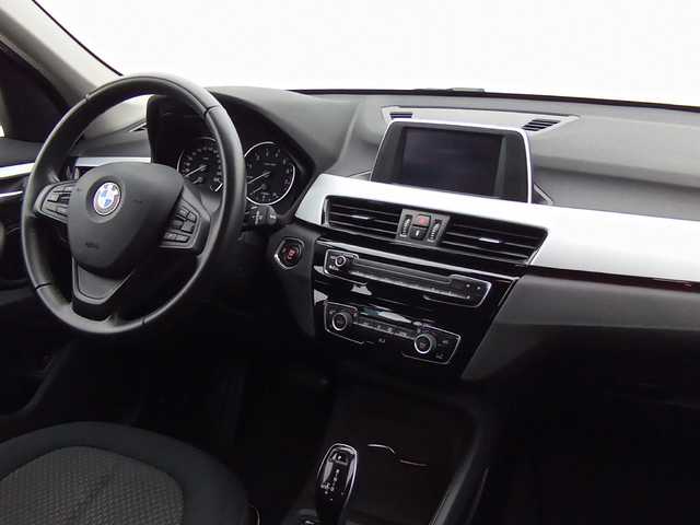 BMW X1 sDrive18i color Gris Plata. Año 2018. 103KW(140CV). Gasolina. En concesionario Augusta Aragon S.A. de Zaragoza