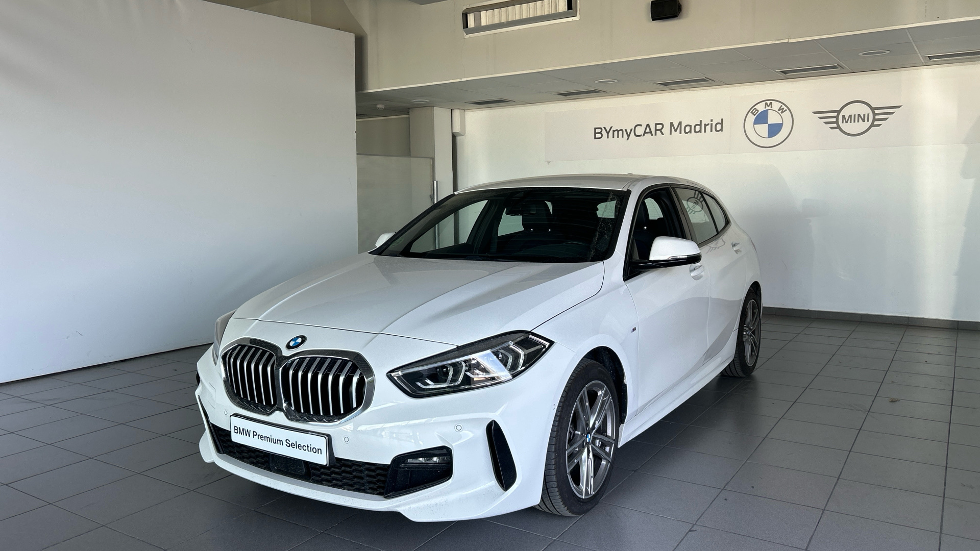 BMW Serie 1 118d color Blanco. Año 2024. 110KW(150CV). Diésel. En concesionario BYmyCAR Madrid - Alcalá de Madrid
