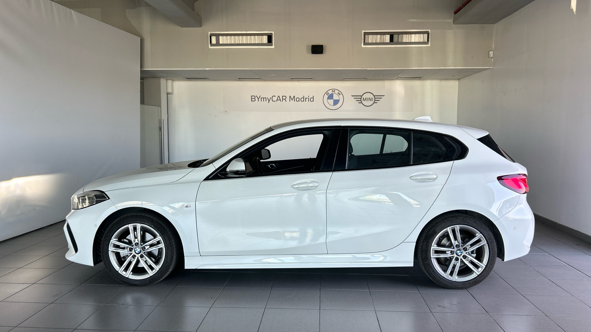 BMW Serie 1 118d color Blanco. Año 2024. 110KW(150CV). Diésel. En concesionario BYmyCAR Madrid - Alcalá de Madrid