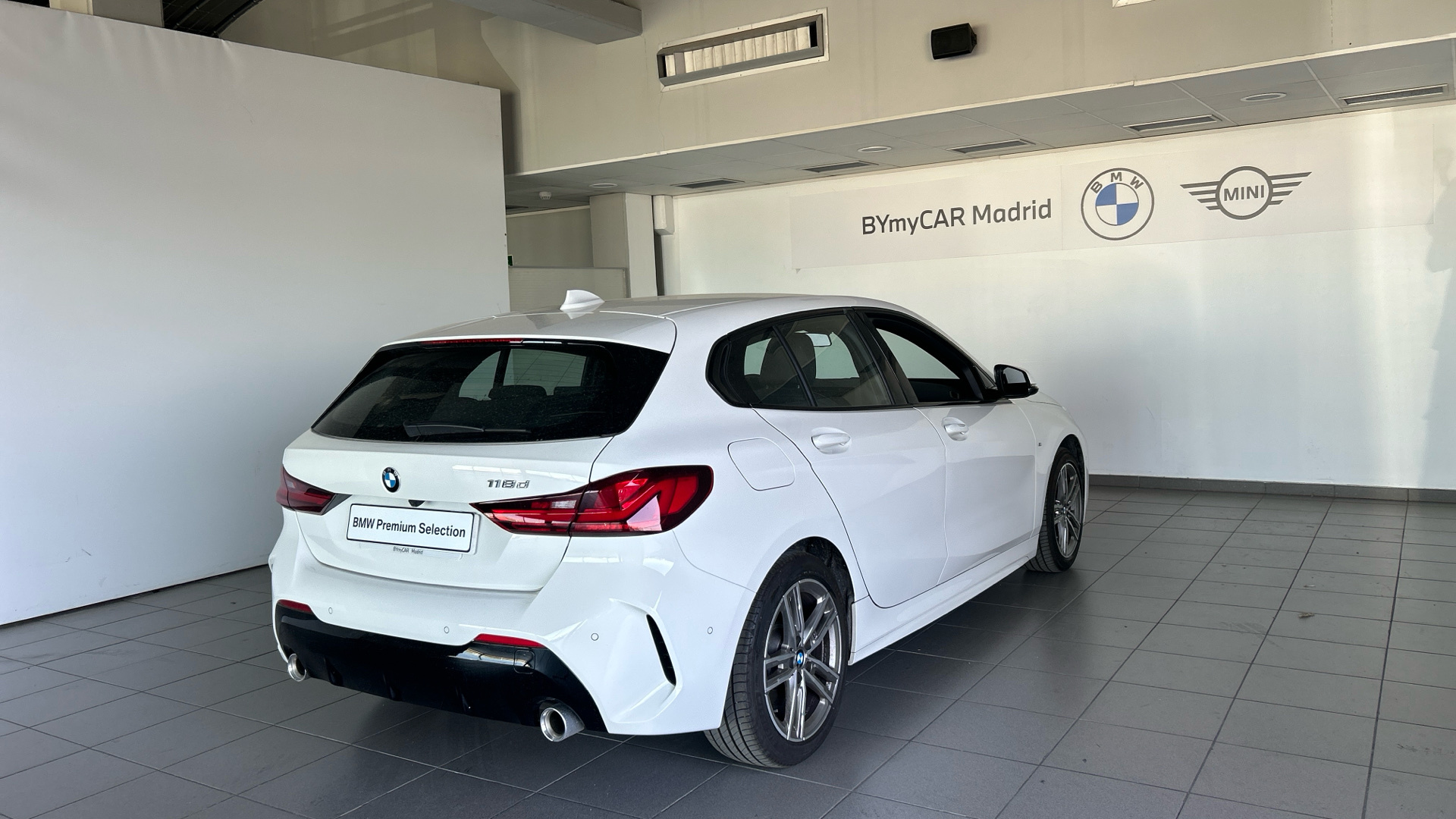 BMW Serie 1 118d color Blanco. Año 2024. 110KW(150CV). Diésel. En concesionario BYmyCAR Madrid - Alcalá de Madrid