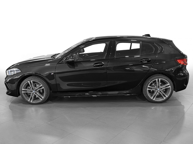 BMW Serie 1 118d color Negro. Año 2024. 110KW(150CV). Diésel. En concesionario Caetano Cuzco, Alcalá de Madrid