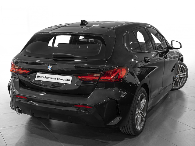 BMW Serie 1 118d color Negro. Año 2024. 110KW(150CV). Diésel. En concesionario Caetano Cuzco, Alcalá de Madrid