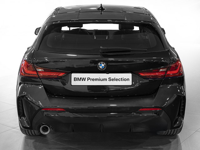 BMW Serie 1 118d color Negro. Año 2024. 110KW(150CV). Diésel. En concesionario Caetano Cuzco, Alcalá de Madrid