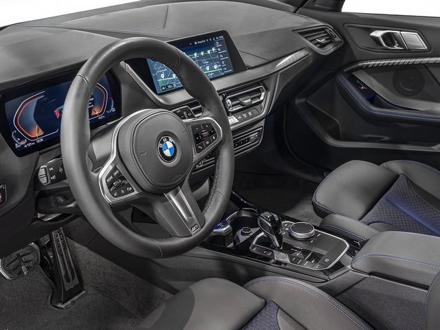 BMW Serie 1 118d color Gris. Año 2024. 110KW(150CV). Diésel. En concesionario Caetano Cuzco, Alcalá de Madrid