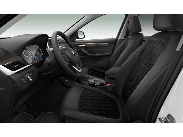 BMW X1 xDrive25e color Gris Plata. Año 2021. 162KW(220CV). Híbrido Electro/Gasolina. En concesionario Ceres Motor S.L. de Cáceres