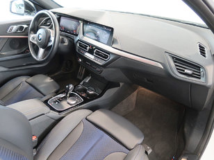 BMW Serie 1 118i color Blanco. Año 2021. 103KW(140CV). Gasolina. En concesionario Autogal de Ourense