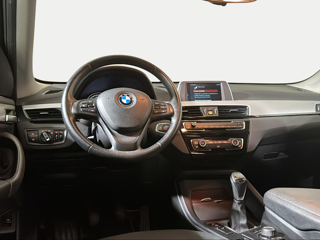 BMW X1 sDrive18d color Negro. Año 2021. 110KW(150CV). Diésel. En concesionario San Pablo Motor | Su Eminencia de Sevilla