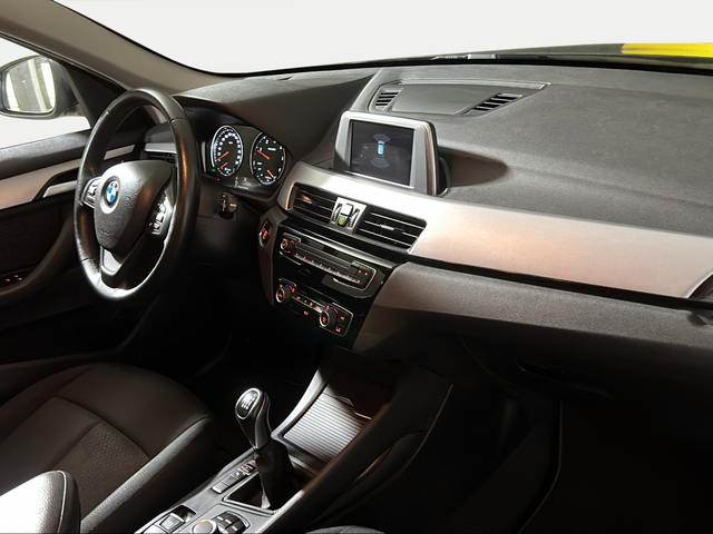 BMW X1 sDrive18d color Negro. Año 2021. 110KW(150CV). Diésel. En concesionario San Pablo Motor | Su Eminencia de Sevilla