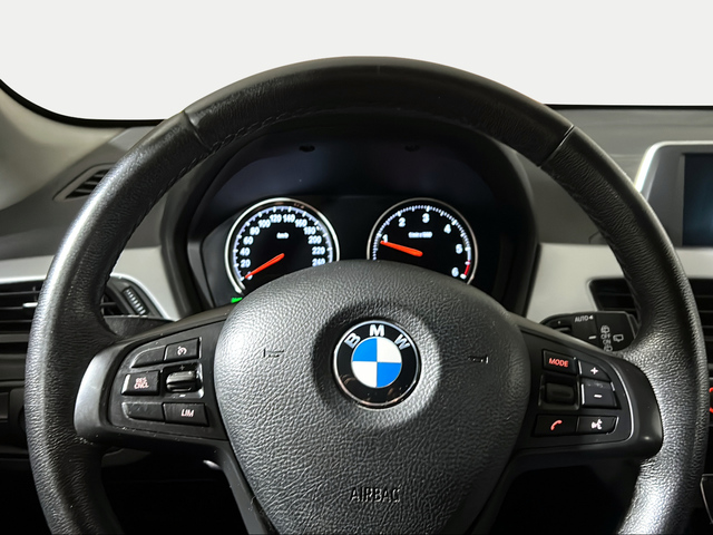 BMW X1 sDrive18d color Negro. Año 2021. 110KW(150CV). Diésel. En concesionario San Pablo Motor | Su Eminencia de Sevilla