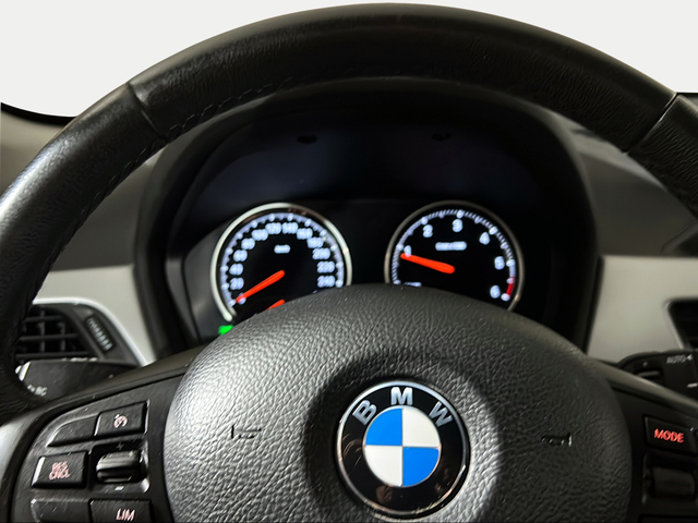 BMW X1 sDrive18d color Negro. Año 2021. 110KW(150CV). Diésel. En concesionario San Pablo Motor | Su Eminencia de Sevilla