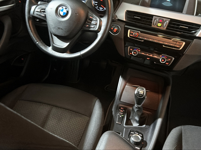 BMW X1 sDrive18d color Negro. Año 2021. 110KW(150CV). Diésel. En concesionario San Pablo Motor | Su Eminencia de Sevilla