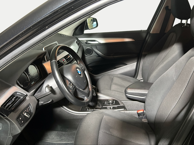 BMW X1 sDrive18d color Negro. Año 2021. 110KW(150CV). Diésel. En concesionario San Pablo Motor | Su Eminencia de Sevilla