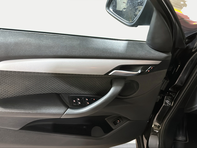 BMW X1 sDrive18d color Negro. Año 2021. 110KW(150CV). Diésel. En concesionario San Pablo Motor | Su Eminencia de Sevilla