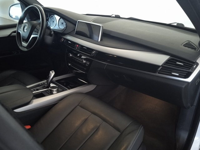BMW X5 xDrive40d color Blanco. Año 2019. 230KW(313CV). Diésel. En concesionario ALBAMOCION CIUDAD REAL  de Ciudad Real