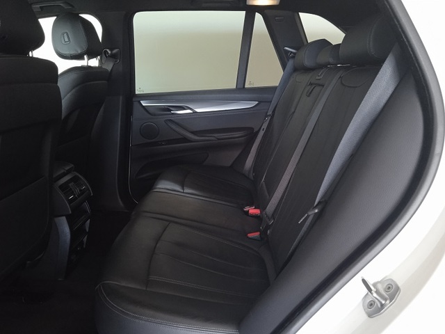 BMW X5 xDrive40d color Blanco. Año 2019. 230KW(313CV). Diésel. En concesionario ALBAMOCION CIUDAD REAL  de Ciudad Real