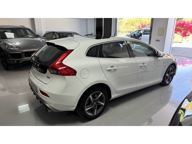 Volvo V40 D2 R-Design Momentum Auto 88 kW (120 CV)