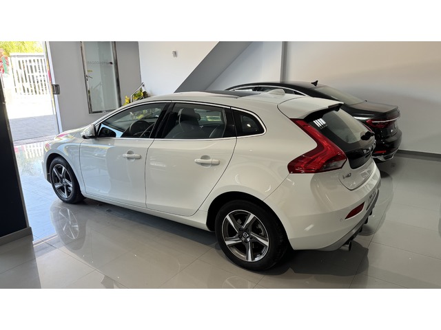 Volvo V40 D2 R-Design Momentum Auto 88 kW (120 CV)