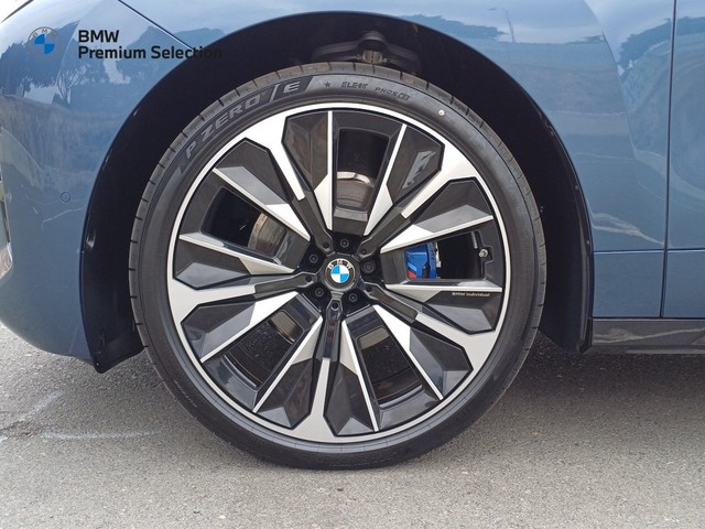 BMW iX xDrive45 color Azul. Año 2025. 300KW(408CV). Eléctrico. En concesionario Marmotor de Las Palmas