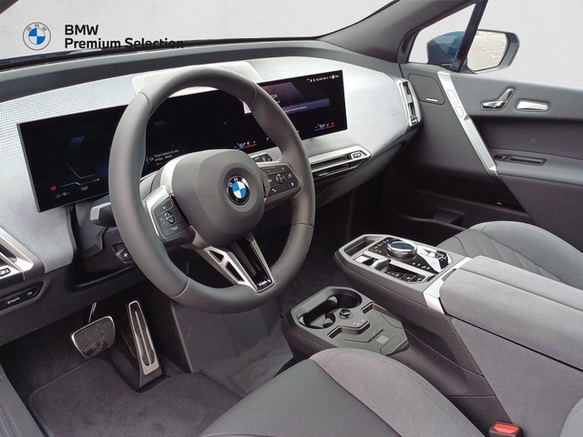 BMW iX xDrive45 color Azul. Año 2025. 300KW(408CV). Eléctrico. En concesionario Marmotor de Las Palmas