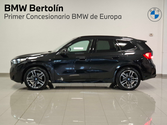 BMW iX1 eDrive20 color Negro. Año 2025. 150KW(204CV). Eléctrico. En concesionario Automoviles Bertolin, S.L. de Valencia
