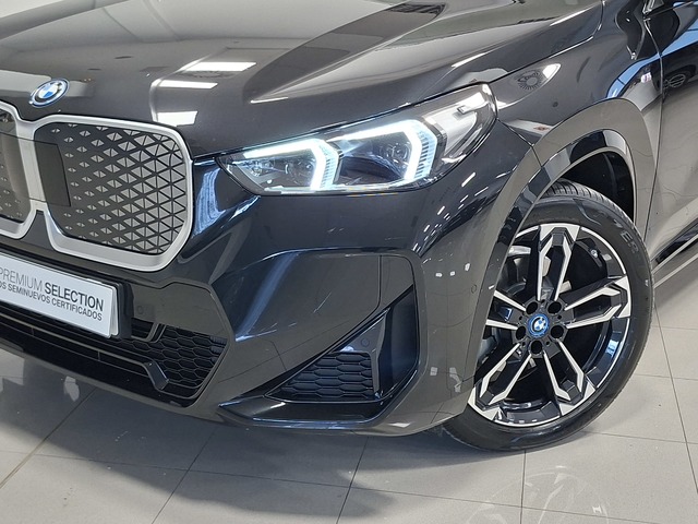 BMW iX1 eDrive20 color Negro. Año 2025. 150KW(204CV). Eléctrico. En concesionario Automoviles Bertolin, S.L. de Valencia