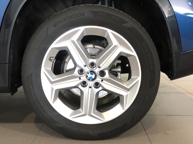 BMW X1 sDrive20i color Azul. Año 2024. 125KW(170CV). Gasolina. En concesionario Auto Premier, S.A. - MADRID de Madrid