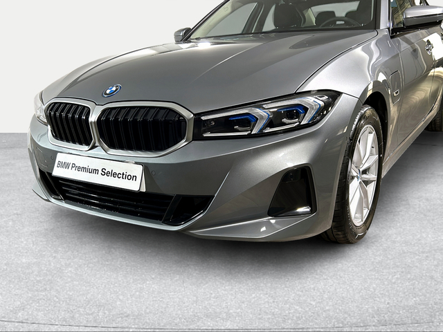 BMW Serie 3 320e color Gris. Año 2024. 150KW(204CV). Híbrido Electro/Gasolina. En concesionario San Pablo Motor | Su Eminencia de Sevilla
