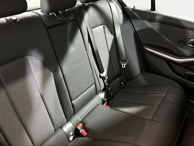 BMW Serie 3 320e color Gris. Año 2024. 150KW(204CV). Híbrido Electro/Gasolina. En concesionario San Pablo Motor | Su Eminencia de Sevilla