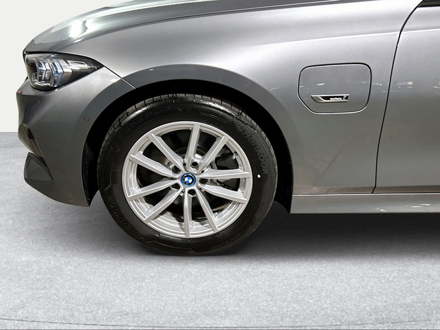 BMW Serie 3 320e color Gris. Año 2024. 150KW(204CV). Híbrido Electro/Gasolina. En concesionario San Pablo Motor | Su Eminencia de Sevilla
