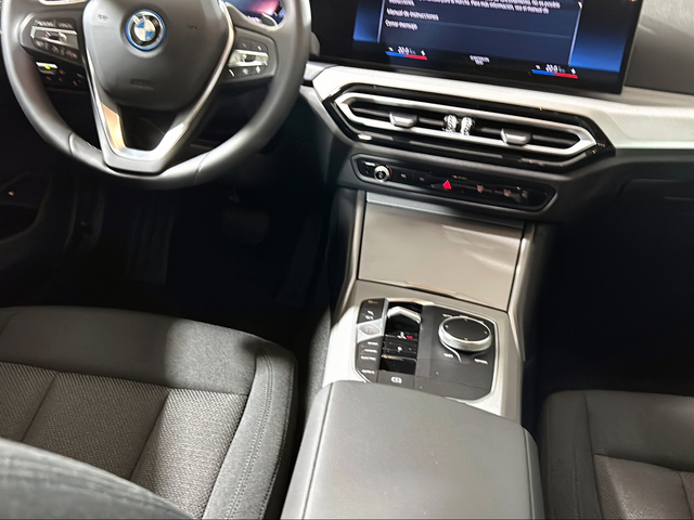 BMW Serie 3 320e color Gris. Año 2024. 150KW(204CV). Híbrido Electro/Gasolina. En concesionario San Pablo Motor | Su Eminencia de Sevilla
