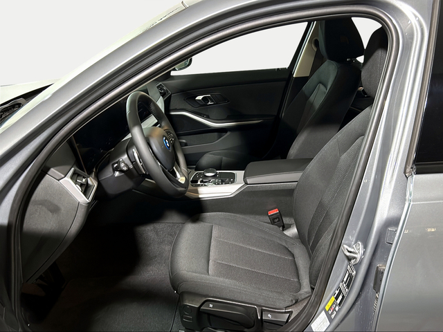 BMW Serie 3 320e color Gris. Año 2024. 150KW(204CV). Híbrido Electro/Gasolina. En concesionario San Pablo Motor | Su Eminencia de Sevilla