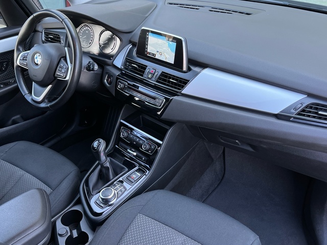 BMW Serie 2 218d Gran Tourer color Negro. Año 2020. 110KW(150CV). Diésel. En concesionario Celtamotor Vigo de Pontevedra