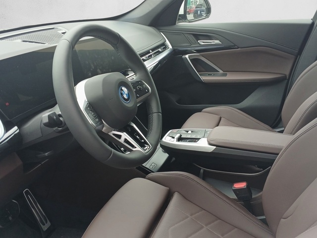 BMW iX1 eDrive20 color Blanco. Año 2025. 150KW(204CV). Eléctrico. En concesionario Enekuri Motor de Vizcaya