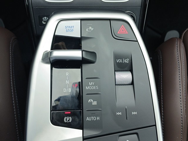 BMW iX1 eDrive20 color Blanco. Año 2025. 150KW(204CV). Eléctrico. En concesionario Enekuri Motor de Vizcaya