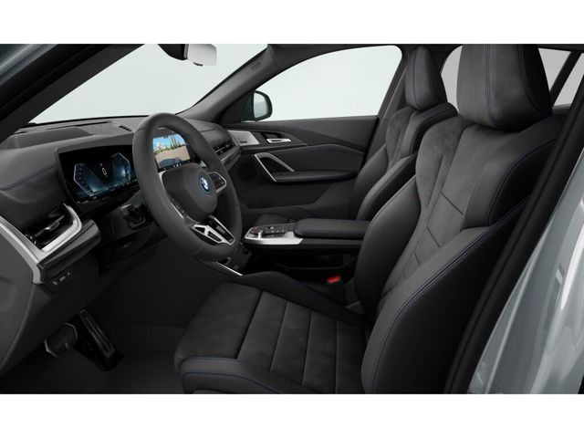 BMW iX2 eDrive20 color Gris. Año 2024. 150KW(204CV). Eléctrico. En concesionario Motri Motor Jaén de Jaén