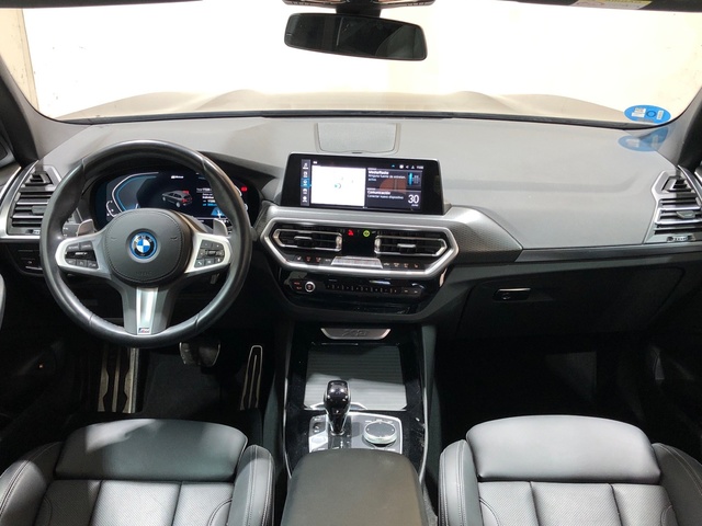 BMW X3 xDrive30e color Negro. Año 2024. 215KW(292CV). Híbrido Electro/Gasolina. En concesionario Movilnorte El Carralero de Madrid
