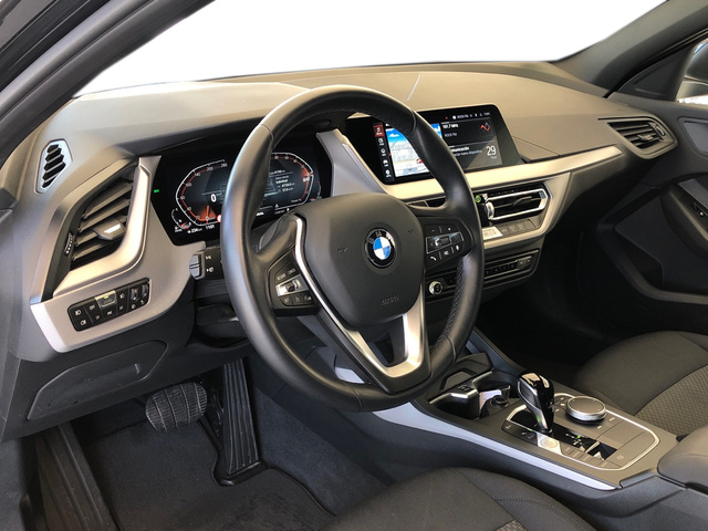 BMW Serie 1 118d color Negro. Año 2022. 110KW(150CV). Diésel. En concesionario Vehinter Getafe de Madrid