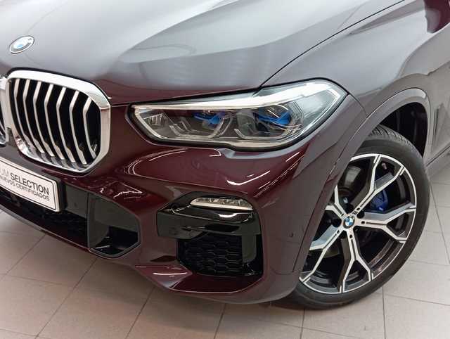 BMW X5 xDrive30d color Violeta. Año 2020. 195KW(265CV). Diésel. En concesionario Augusta Aragon S.A. de Zaragoza