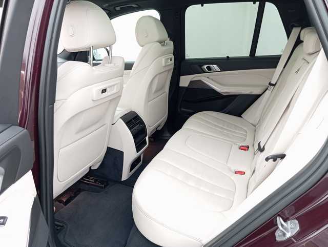 BMW X5 xDrive30d color Violeta. Año 2020. 195KW(265CV). Diésel. En concesionario Augusta Aragon S.A. de Zaragoza