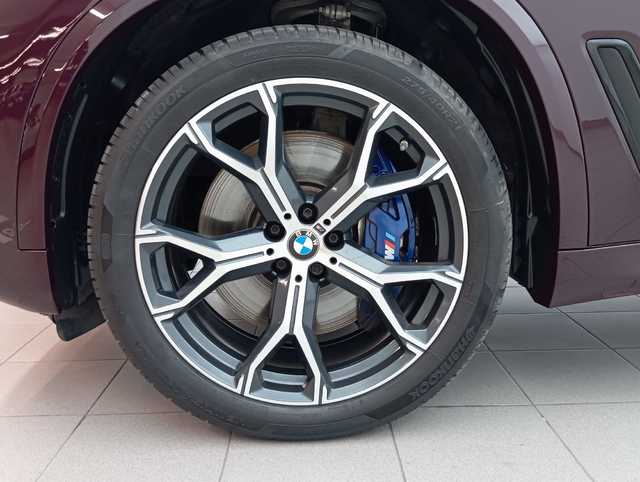 BMW X5 xDrive30d color Violeta. Año 2020. 195KW(265CV). Diésel. En concesionario Augusta Aragon S.A. de Zaragoza