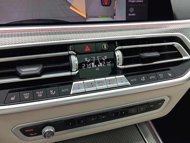 BMW X5 xDrive30d color Violeta. Año 2020. 195KW(265CV). Diésel. En concesionario Augusta Aragon S.A. de Zaragoza