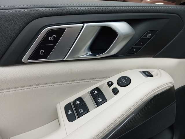 BMW X5 xDrive30d color Violeta. Año 2020. 195KW(265CV). Diésel. En concesionario Augusta Aragon S.A. de Zaragoza