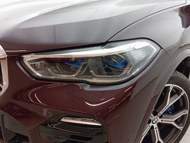 BMW X5 xDrive30d color Violeta. Año 2020. 195KW(265CV). Diésel. En concesionario Augusta Aragon S.A. de Zaragoza