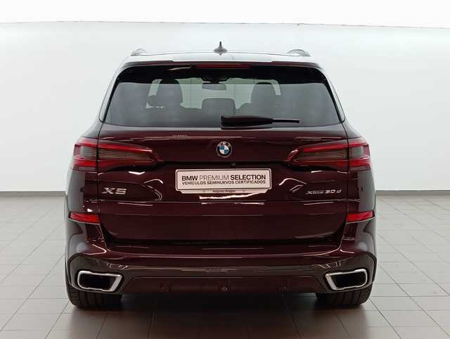 BMW X5 xDrive30d color Violeta. Año 2020. 195KW(265CV). Diésel. En concesionario Augusta Aragon S.A. de Zaragoza