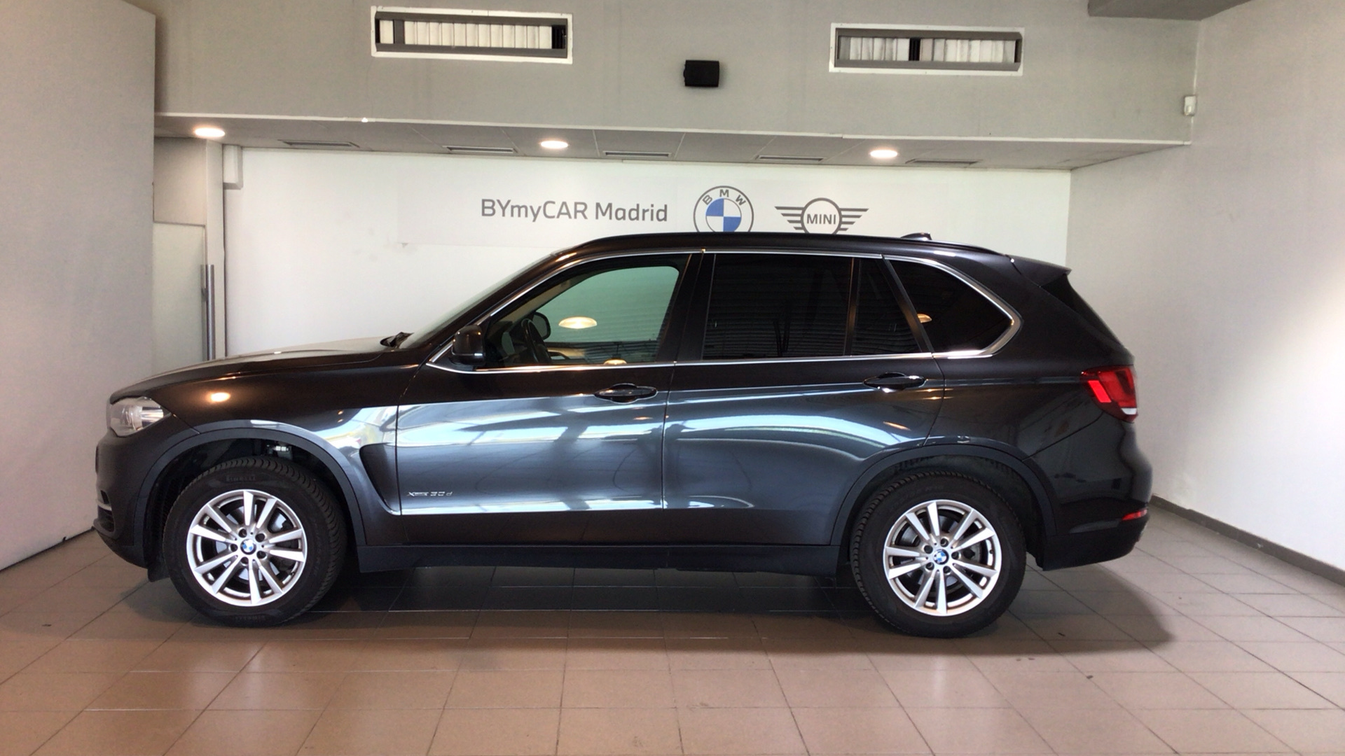 BMW X5 xDrive30d color Gris. Año 2016. 190KW(258CV). Diésel. En concesionario BYmyCAR Madrid - Algete de Madrid