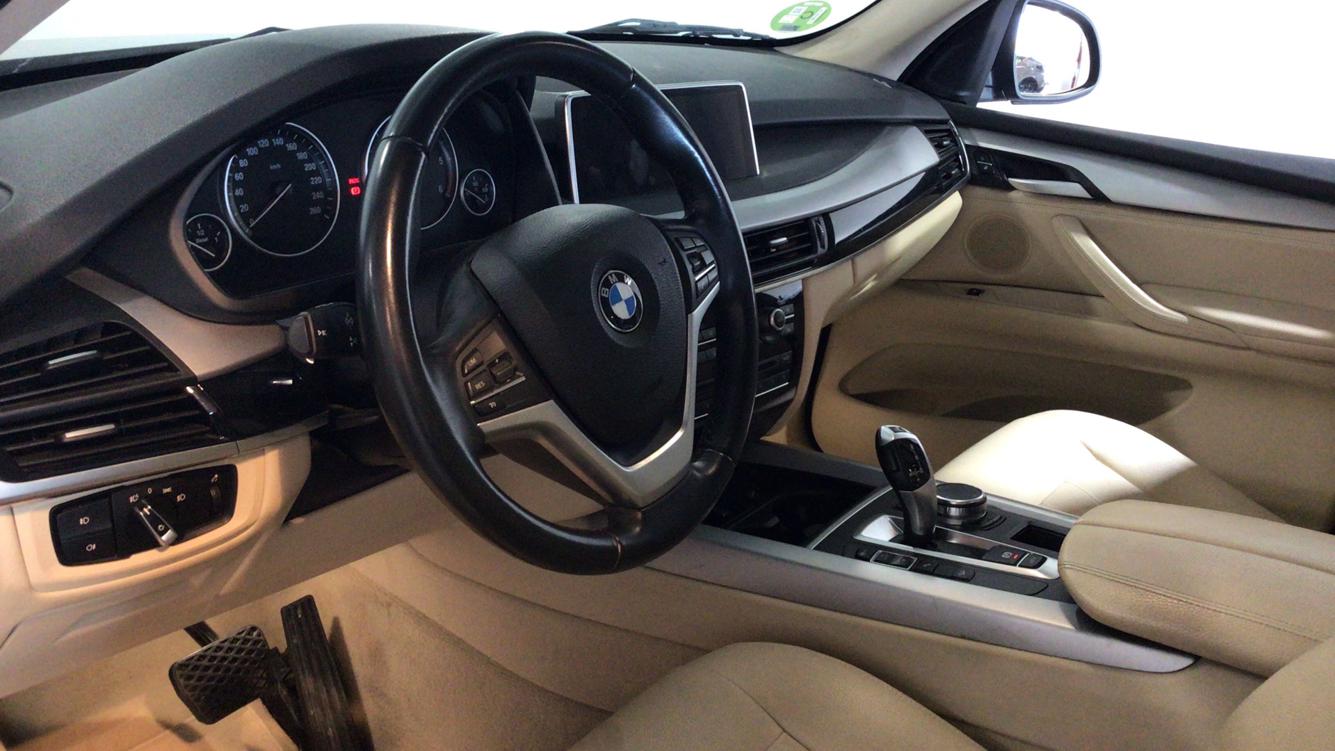 BMW X5 xDrive30d color Gris. Año 2016. 190KW(258CV). Diésel. En concesionario BYmyCAR Madrid - Algete de Madrid