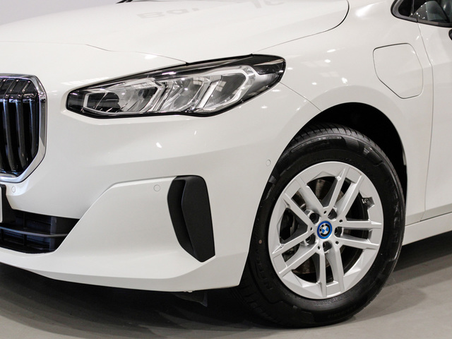 BMW Serie 2 225e Active Tourer color Blanco. Año 2024. 180KW(245CV). Híbrido Electro/Gasolina. En concesionario Barcelona Premium -- GRAN VIA de Barcelona